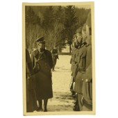 Duitse generaal met ridderkruis inspecteert troepen aan oostfront